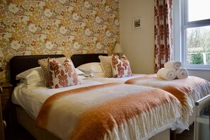 3 bedrooms, iron/ironing board, free WiFi, bed sheets - Two Chimneys - sleeps 6 guests  in 3 bedrooms (Central Keswick)