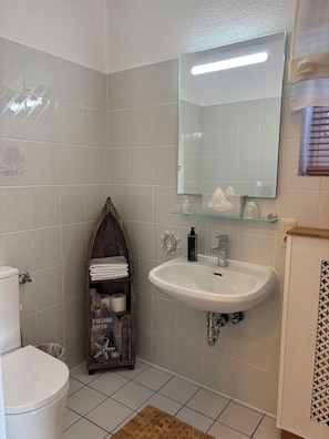 Douche, sèche-cheveux, serviettes fournies, savon