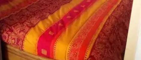 1 chambre, fer et planche à repasser