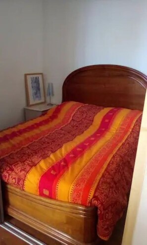 1 chambre, fer et planche à repasser