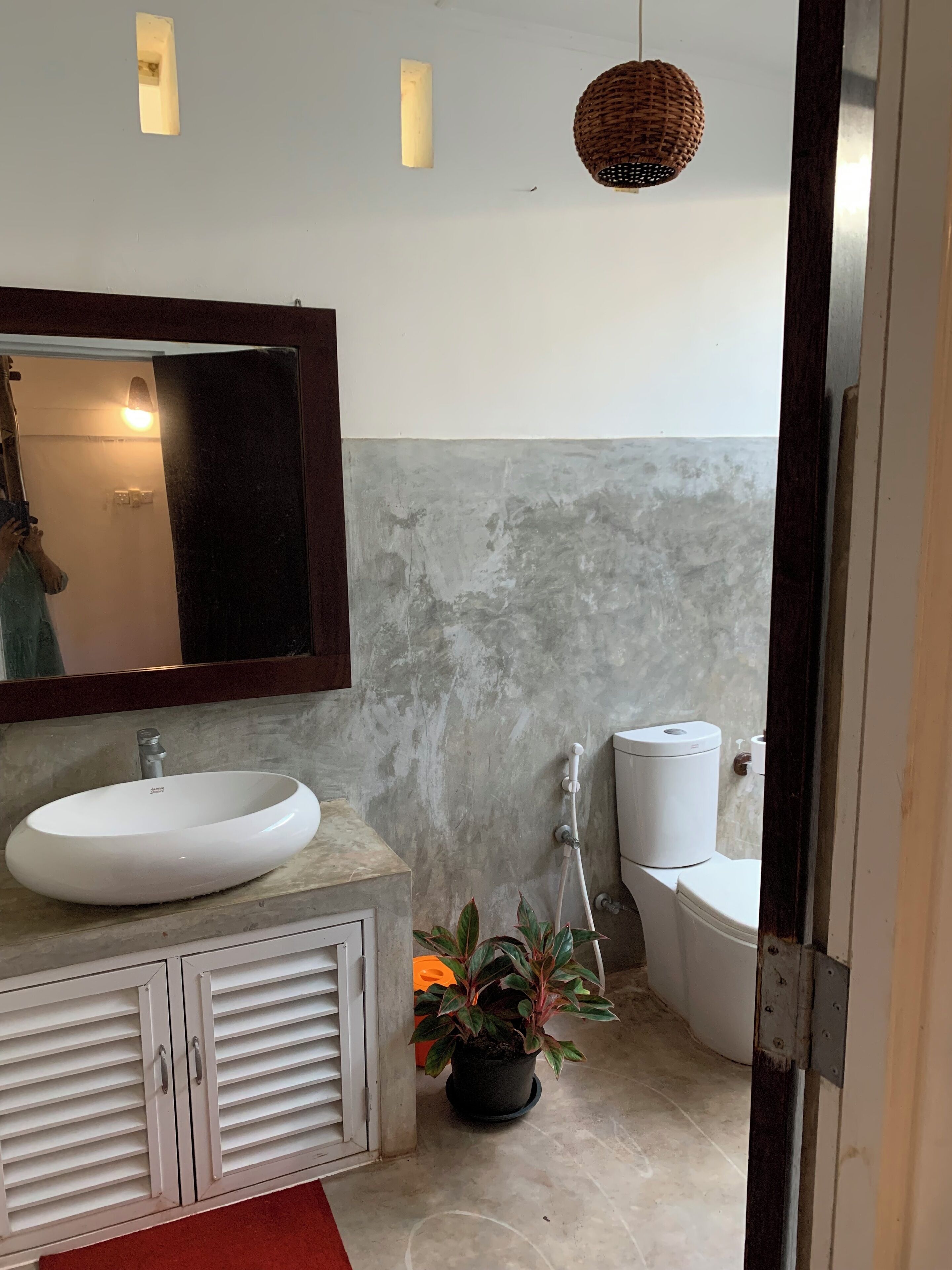 Douche, séchoir à cheveux, bidet, serviettes fournies