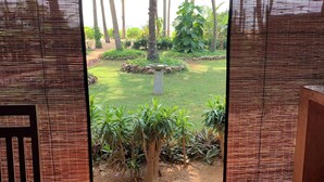 Una stanza con una grande finestra vista giardino.