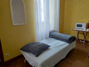 Een strijkplank/strijkijzer, wifi, beddengoed