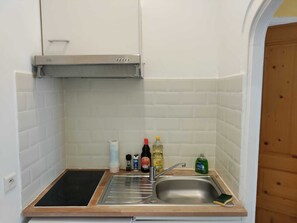 Een microgolfoven, een kookplaat