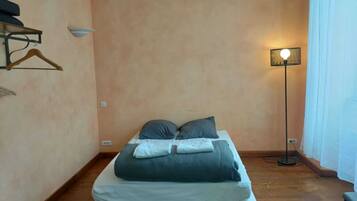 1 chambre, fer et planche Ă  repasser, Wi-Fi, draps fournis