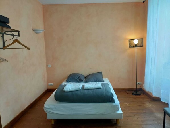 1 chambre, fer et planche à repasser, Wi-Fi, literie fournie