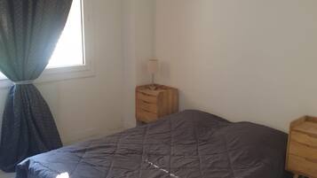 2 bedrooms, iron/ironing board, bed sheets