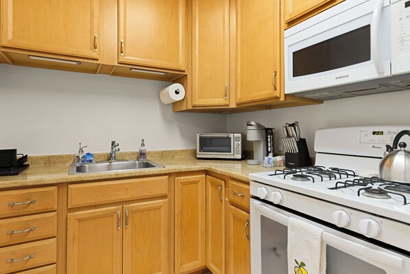 ثلاجة، ميكروويف، فرن، موقد طهي مسطح