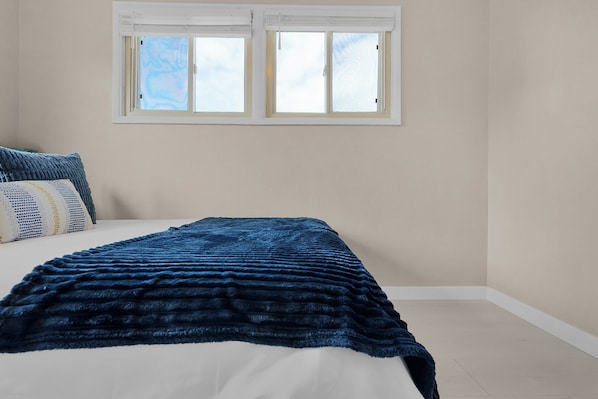 1 habitación, tabla de planchar con plancha y cuna de viaje