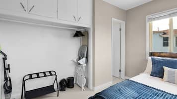1 habitación, tabla de planchar con plancha y cuna de viaje