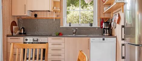 冷蔵庫、食器洗い機、調理器具と食器