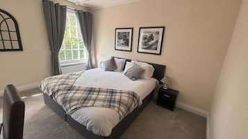 Standard Double or Twin Room | Desk, laptop workspace, iron/ironing board, cribs/infant beds