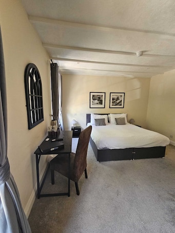 Standard Double or Twin Room | Desk, laptop workspace, iron/ironing board, cribs/infant beds