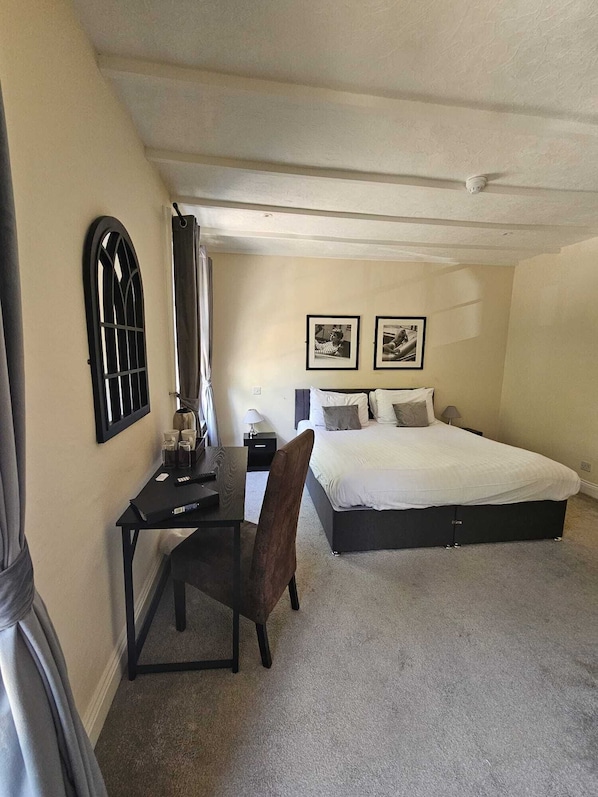 Habitación estándar con 1 cama matrimonial o 2 individuales | Escritorio y espacio para trabajar con laptop