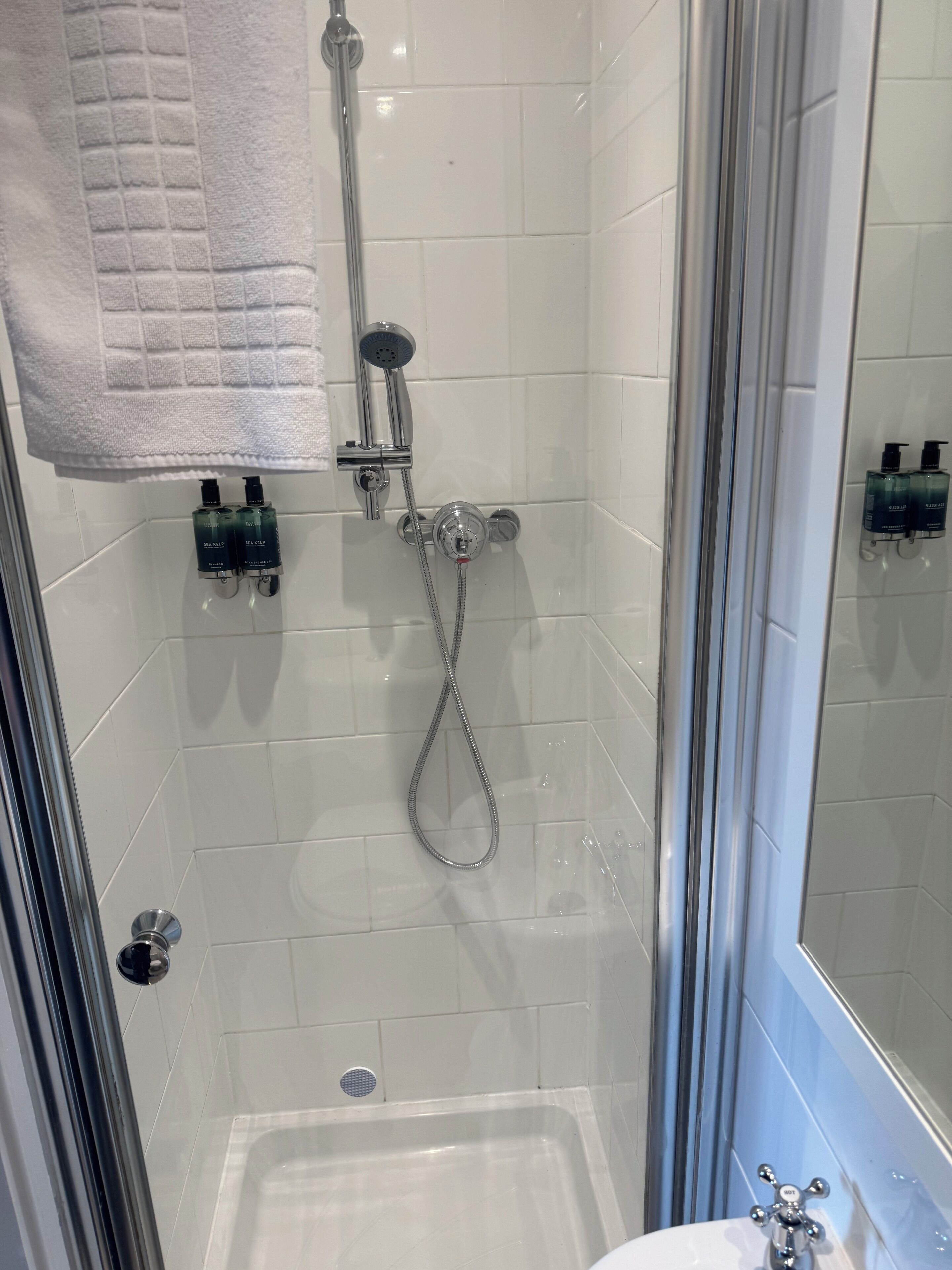 Secador de pelo, toallas, jabón, shampoo