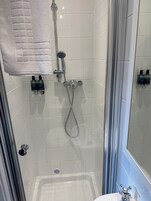 Secador de pelo, toallas, jabón, shampoo