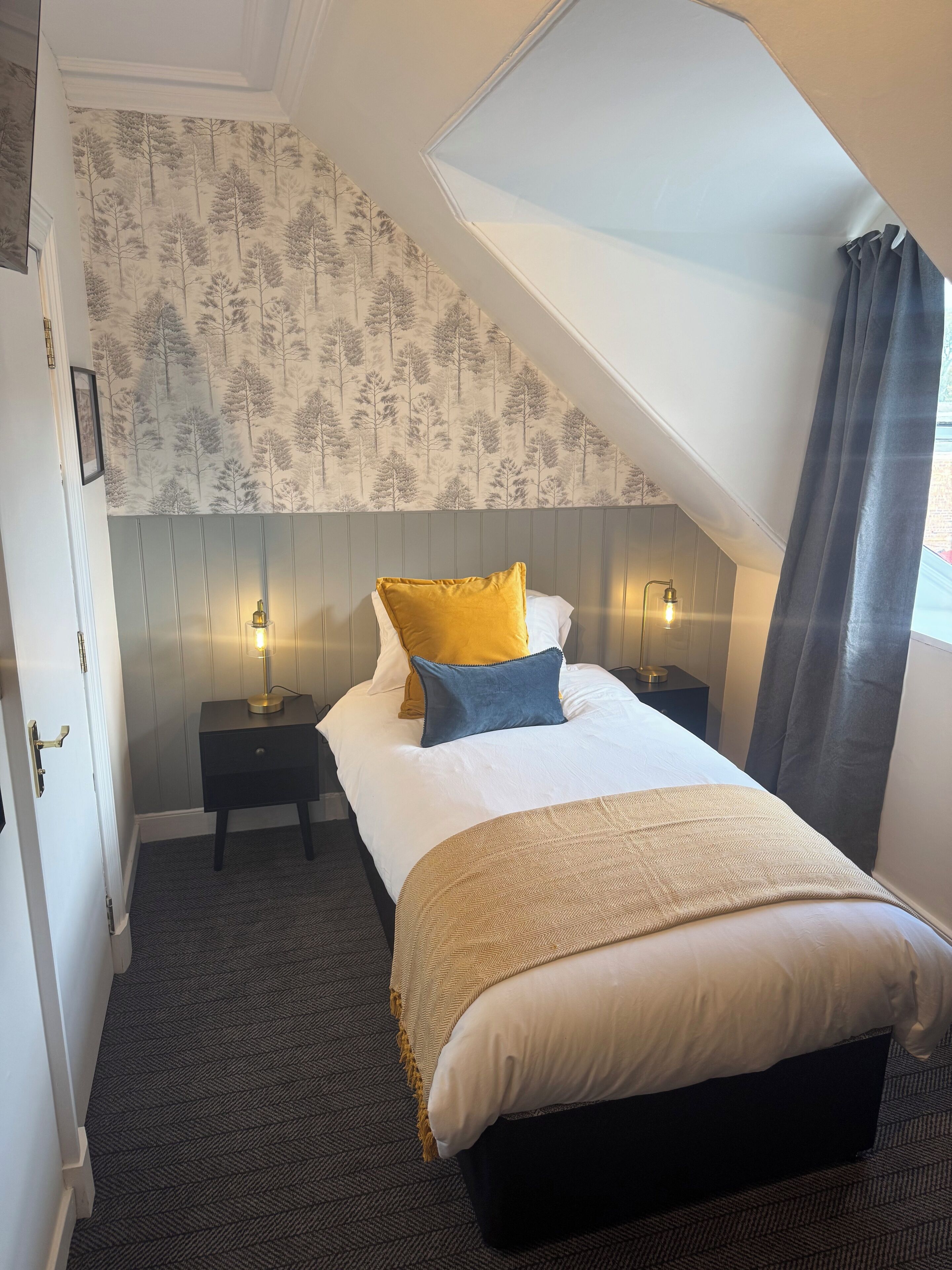 Standaard eenpersoonskamer | Een bureau, een laptopwerkplek, een strijkplank/strijkijzer