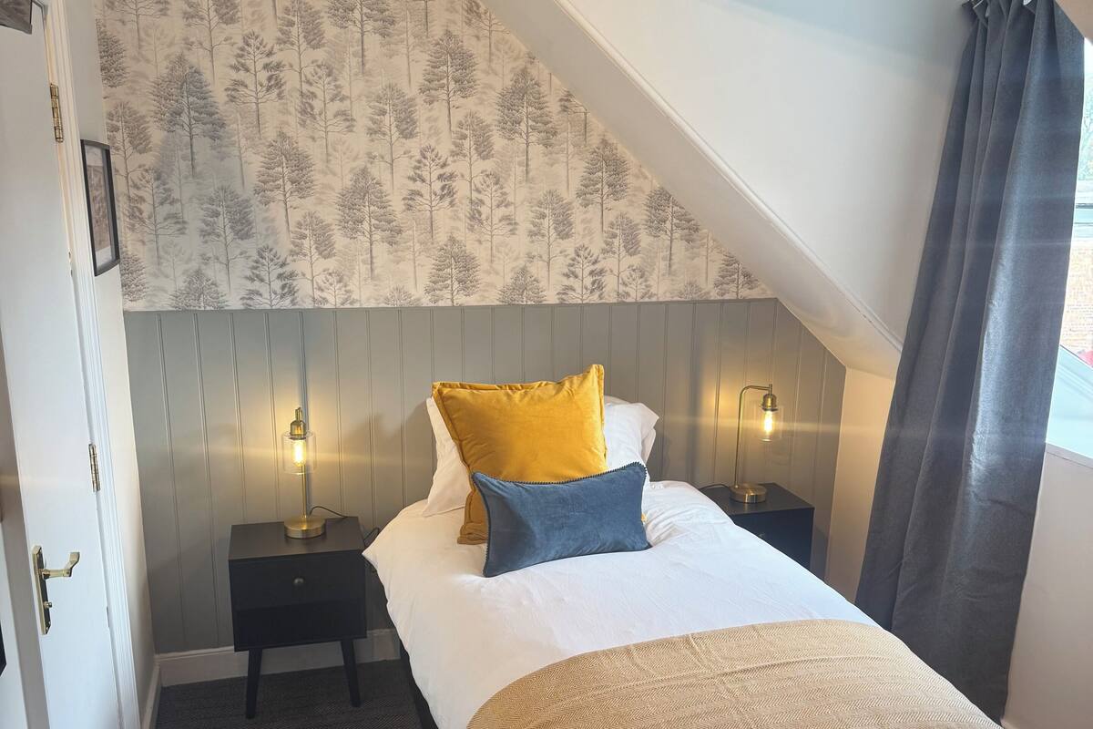 Standard Single Room | Desk, laptop workspace, iron/ironing board, cribs (surcharge)
