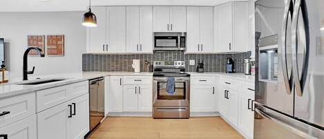 Refrigerador, microondas, horno, placa de cocina