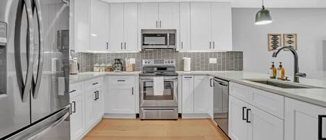 Refrigerador, microondas, horno y parrilla de estufa