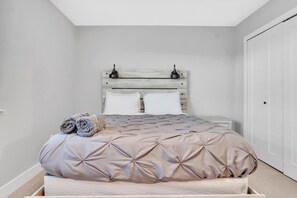 2 عدّة غرف نوم ومكواة/لوح كي وواي فاي مجانًا وملاءات أسرّة