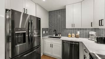 KĂŒhlschrank, Mikrowelle, Ofen, Herdplatte