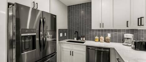 Réfrigérateur, four à micro-ondes, un four, surface de cuisson