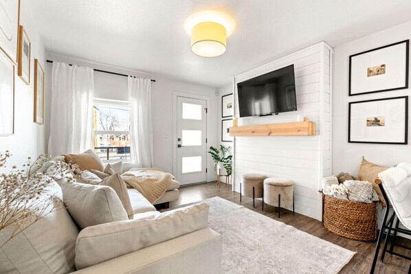 Smart-TV, Stereoanlage, Arbeitsbereiche, Computerbildschirme