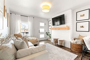 Smart-TV, Stereoanlage, Arbeitsbereiche, Computerbildschirme