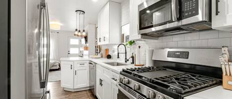 Een koelkast, een microgolfoven, een oven, een kookplaat