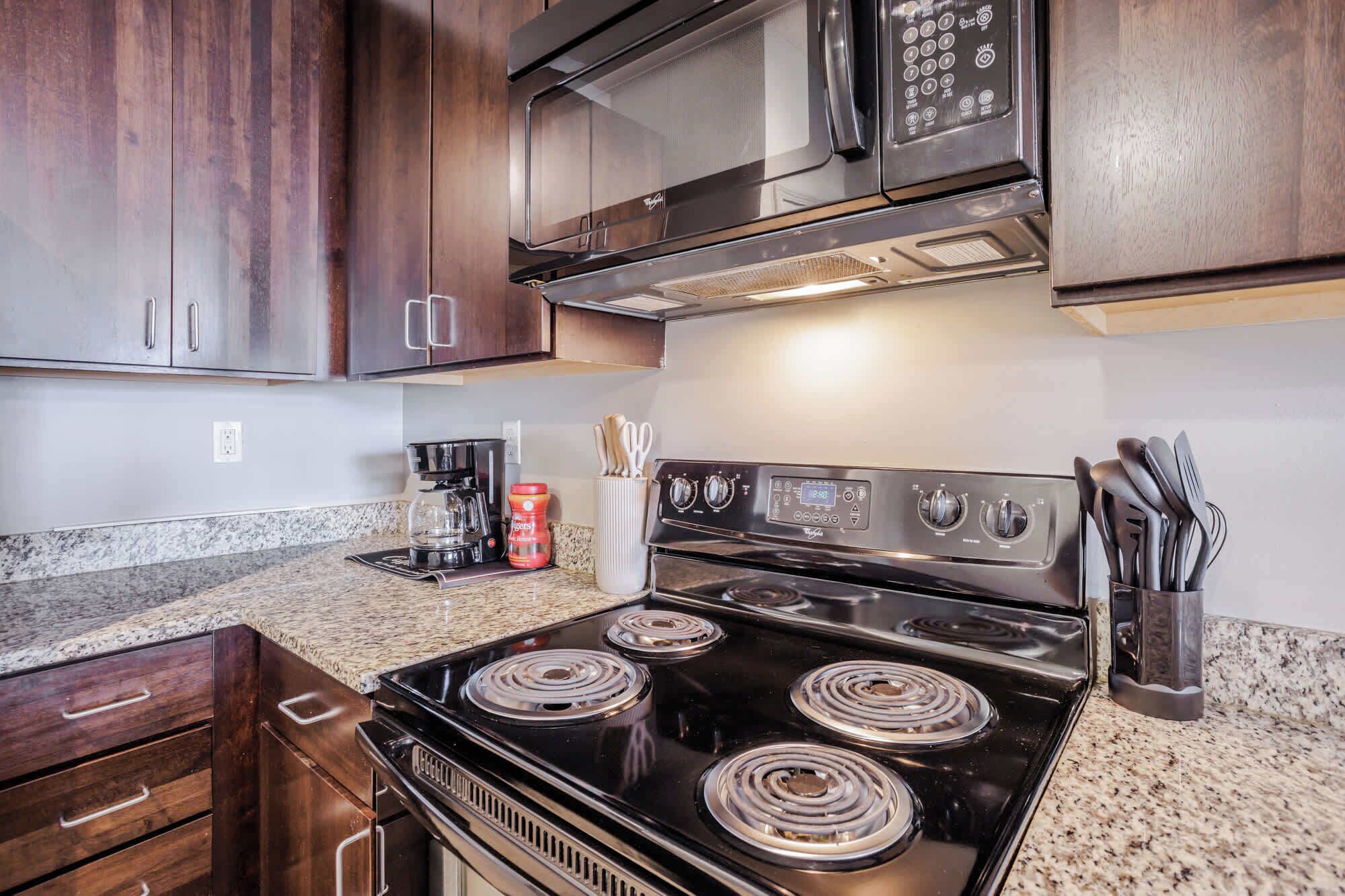 雪櫃、微波爐、焗爐、爐具