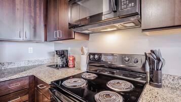 KĂŒhlschrank, Mikrowelle, Ofen, Herdplatte