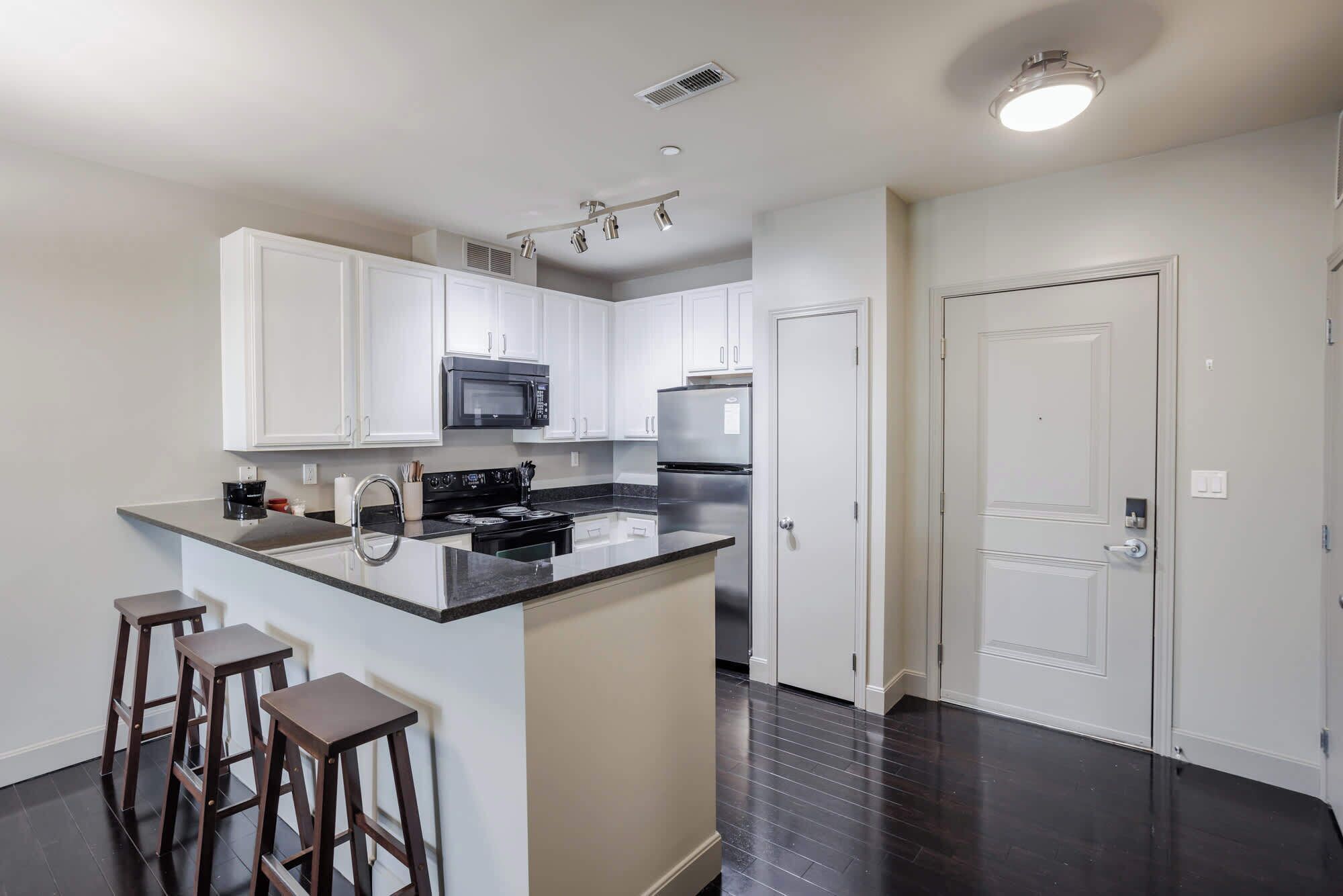 Een koelkast, een magnetron, een oven, een kookplaat