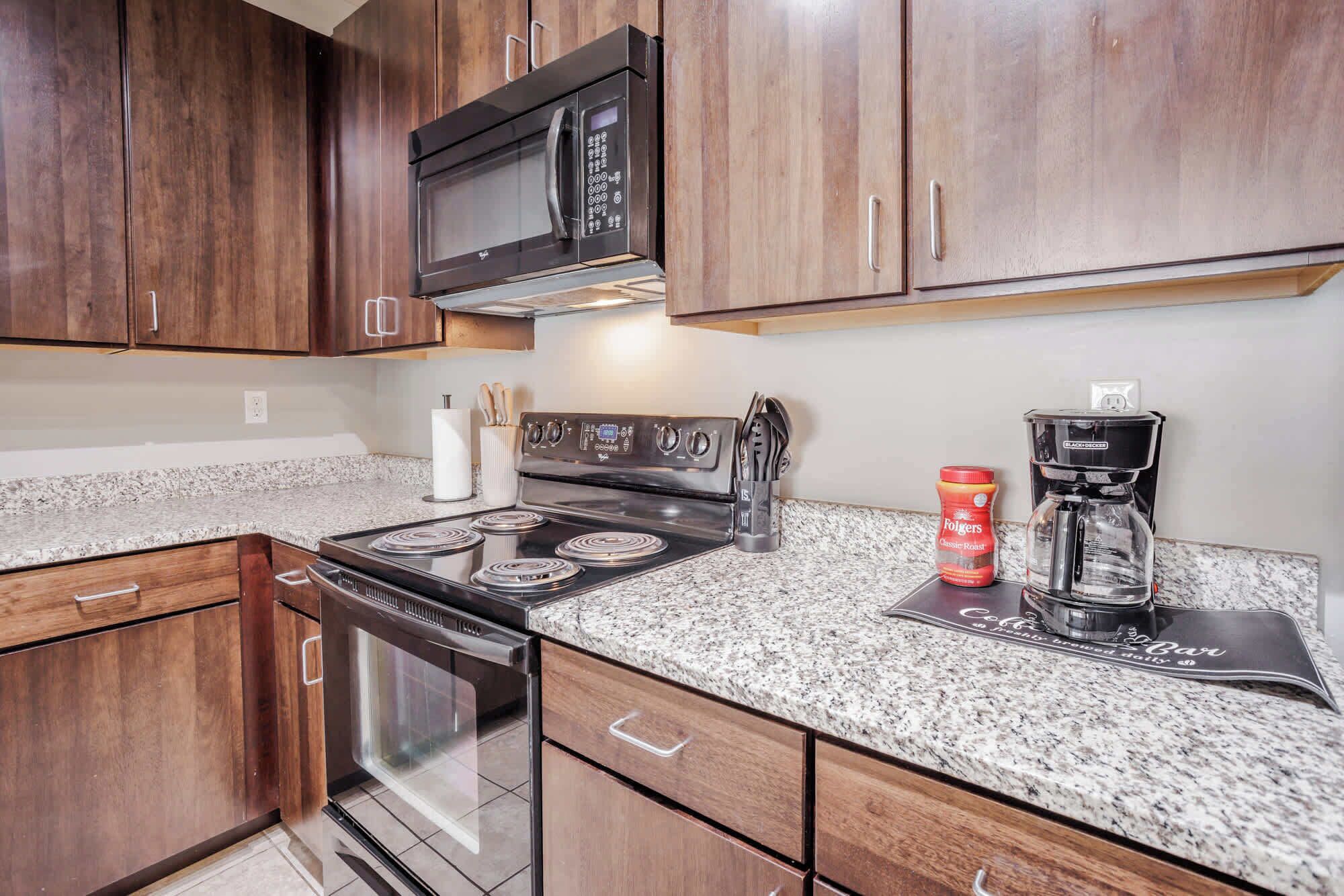 Refrigerador, microondas, horno y parrilla de estufa 