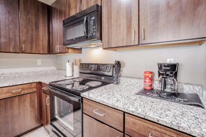 Een koelkast, een microgolfoven, een oven, een kookplaat