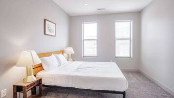 2 slaapkamers, een bureau, een strijkplank/strijkijzer, wifi