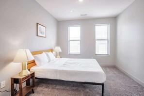 2 室のベッドルーム、デスク、アイロン / アイロン台、WiFi