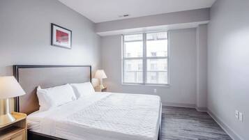 2 slaapkamers, een bureau, een strijkplank/strijkijzer, wifi