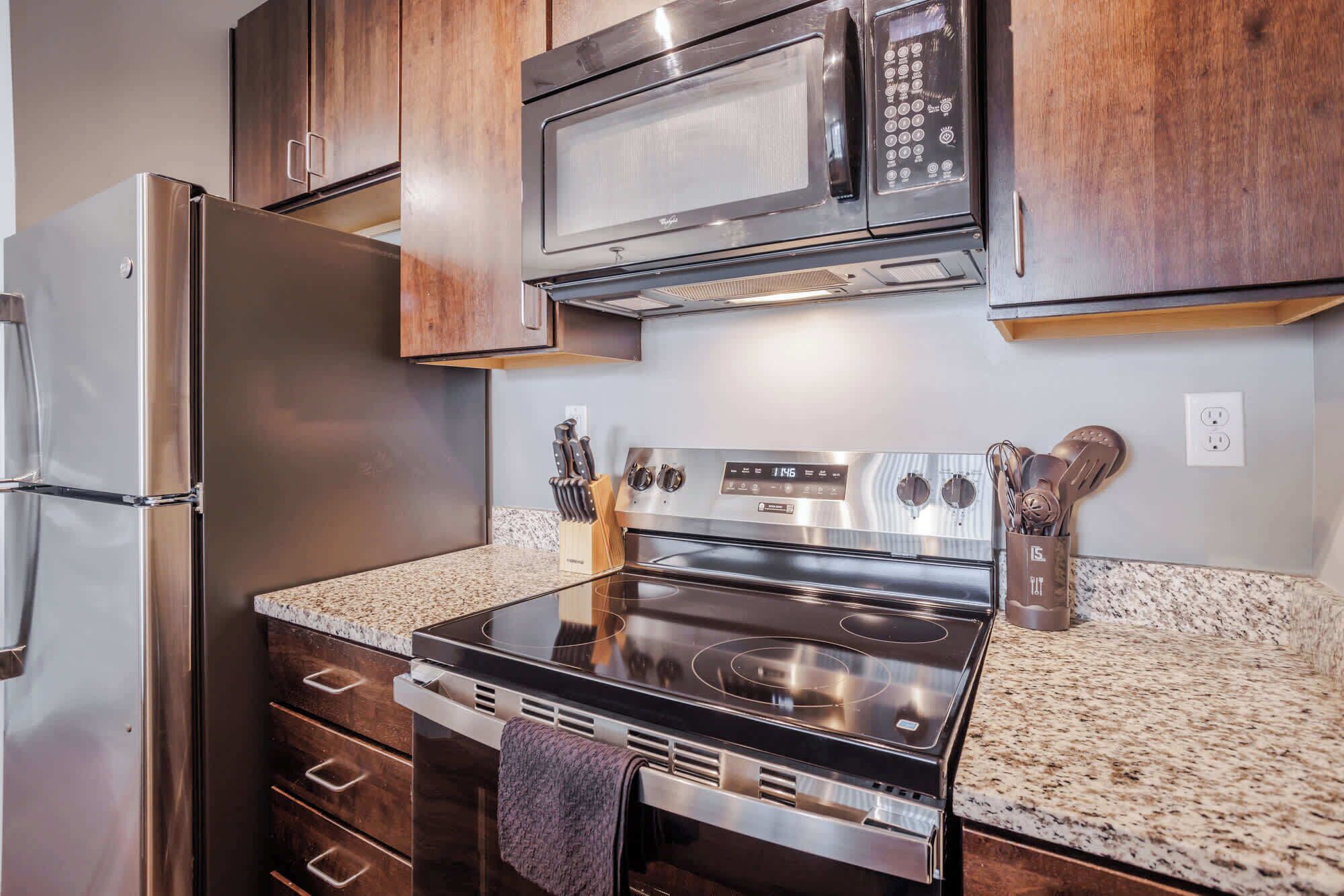 Kjøleskap, mikrobølgeovn, ovn og kokeplater