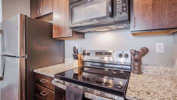 Refrigerador, microondas, horno, placa de cocina