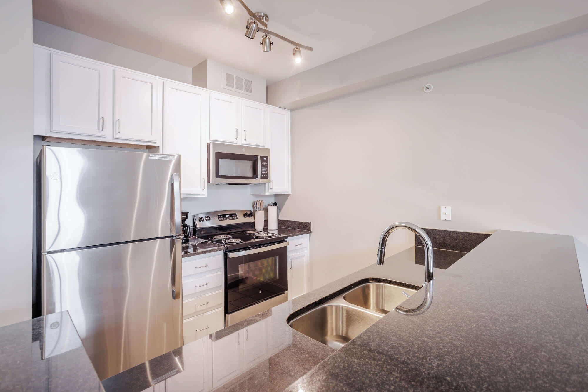 Een koelkast, een microgolfoven, een oven, een kookplaat