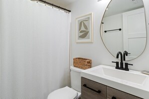Hair dryer, towels - Lakeshore Hideout - Lakefront & Indoor Pool! (Village of Four Seasons)