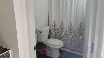 Douche, serviettes fournies, savon, papier toilette