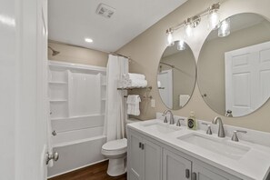 Hair dryer, towels - Beautiful House in Johnson City (Greeneville)