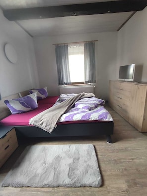 1 Schlafzimmer, BĂŒgeleisen/BĂŒgelbrett, kostenloses WLAN, BettwĂ€sche