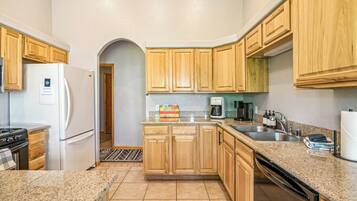 KylskÄp, mikrovÄgsugn, ugn och spishÀll