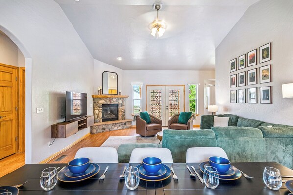 Smart TV, fireplace, DVD player