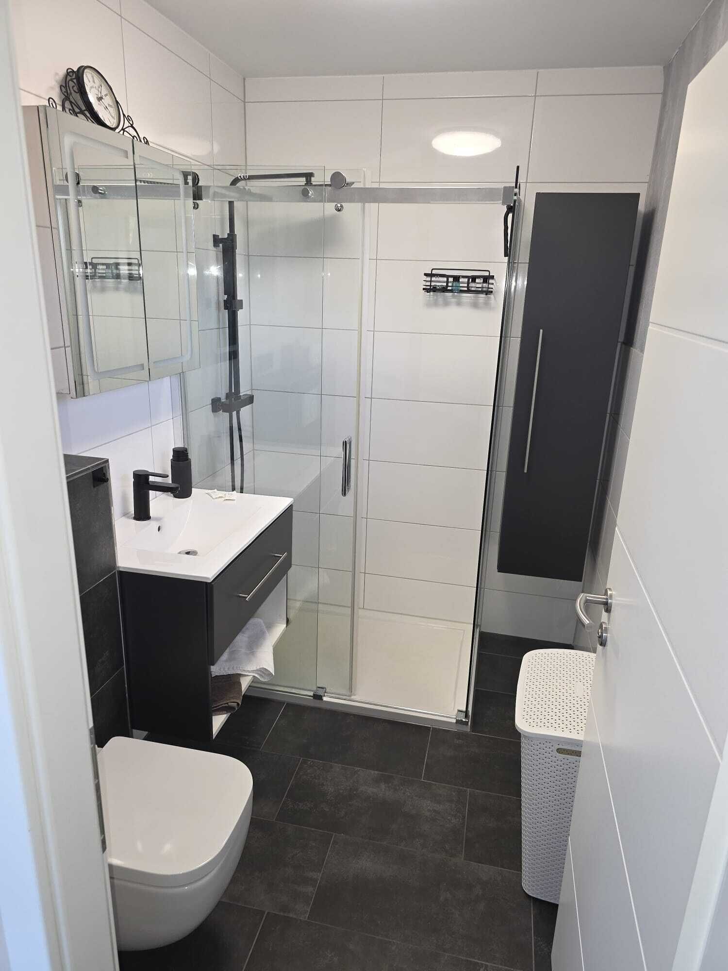 Douche, sèche-cheveux, serviettes fournies, savon