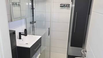 Douche, sĂšche-cheveux, serviettes fournies, savon