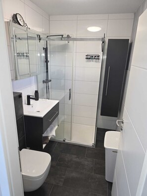Een douche, een haardroger, handdoeken, zeep